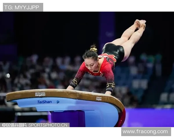 中国体操女队演练新难度动作，网友赞叹不已